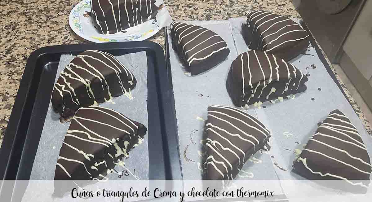 Fatias ou triângulos de creme e chocolate com thermomix