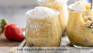 Xícaras de banana e bolo de chocolate com thermomix