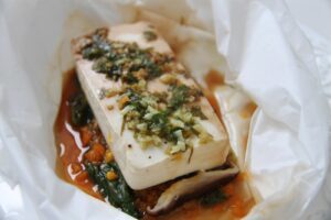 Papilote de tofu em cama de legumes