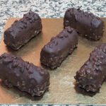 Lingotes de chocolate gelado e nozes crocantes com termomix