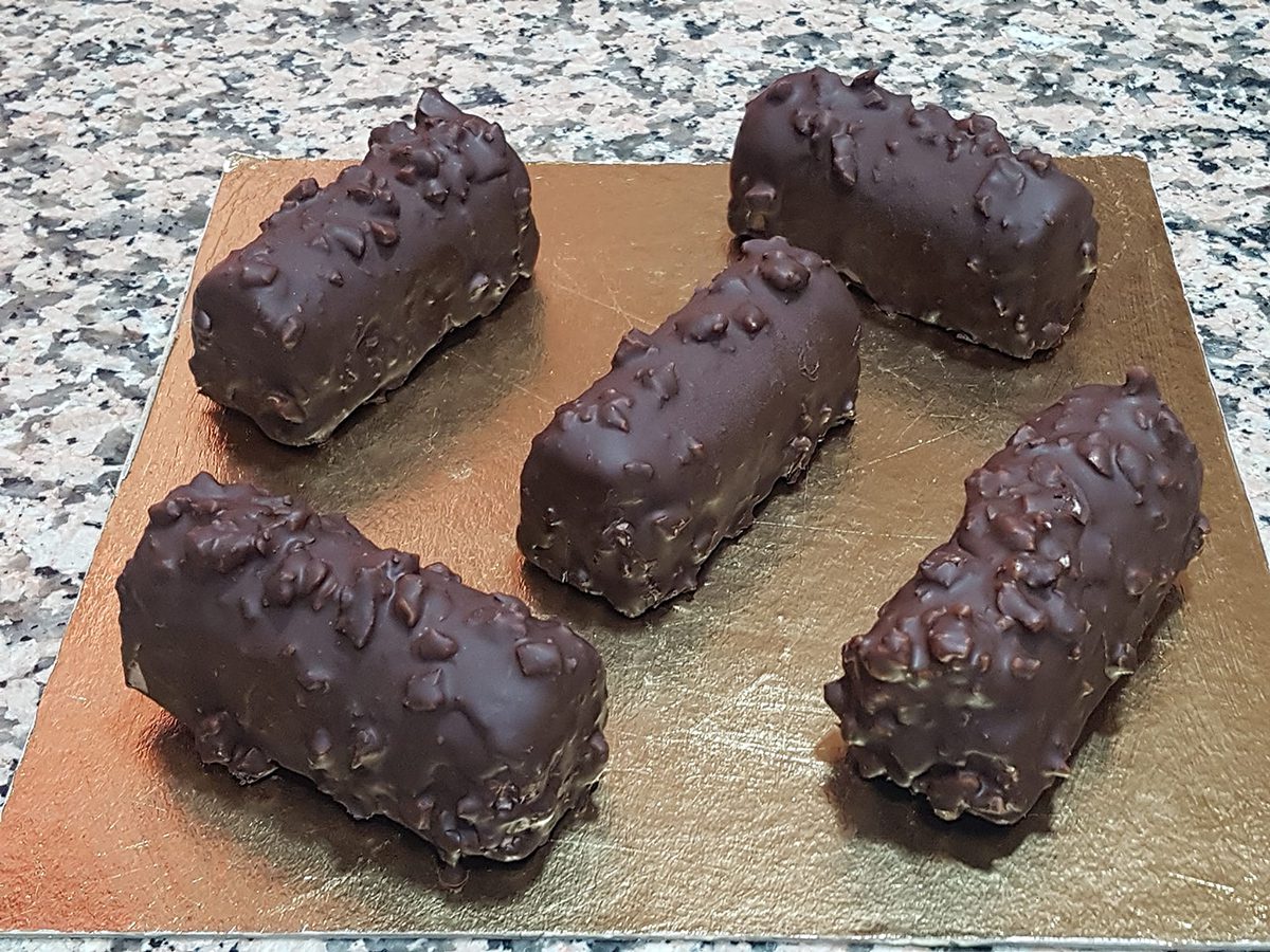 Lingotes de chocolate gelado e nozes crocantes com termomix