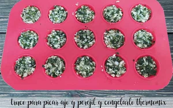 Truque para picar alho e salsa e mantê-los congelados até serem usados