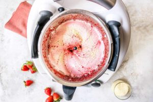 Sorvete Suave de Morango e Chocolate Branco com Bimby