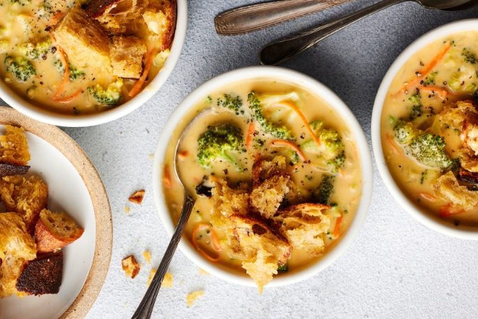 Sopa de brócolis e queijo cheddar em Thermomix